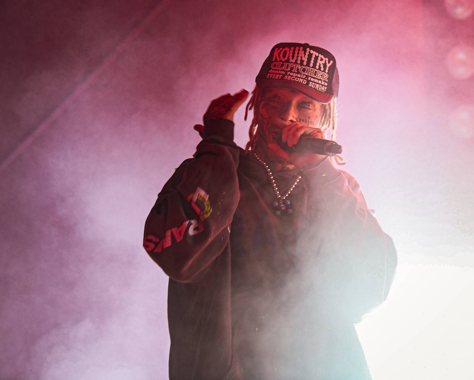 Emma Smetana a Jordan Haj zářili na KVIFF, Jaro Smejkal pěvecky doprovodil přehlídku Zuzany Černé