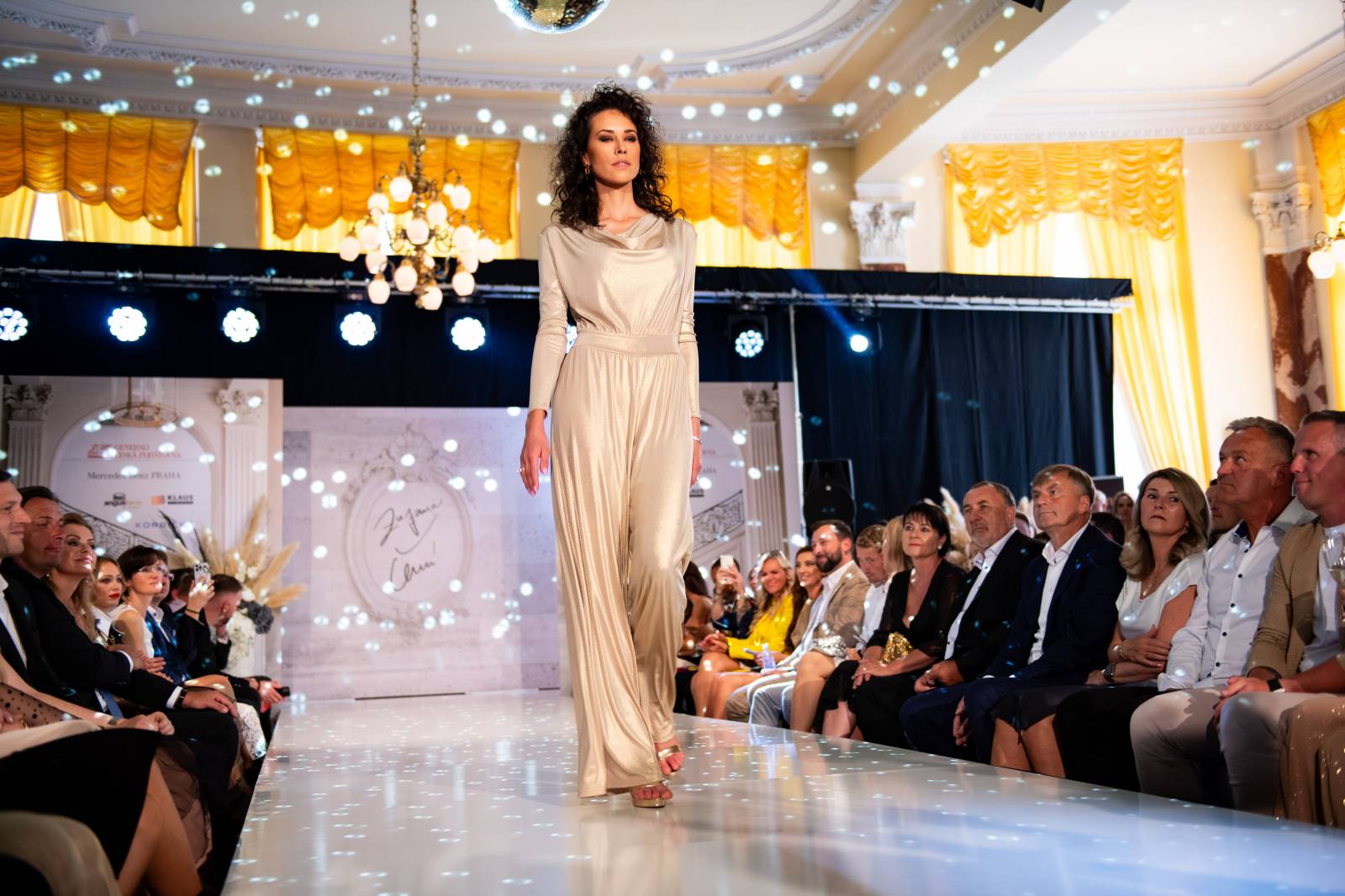 Emma Smetana a Jordan Haj zářili na KVIFF, Jaro Smejkal pěvecky doprovodil přehlídku Zuzany Černé