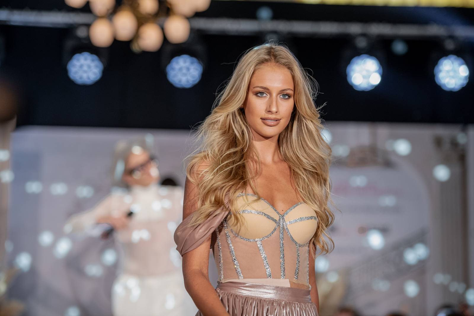 Emma Smetana a Jordan Haj zářili na KVIFF, Jaro Smejkal pěvecky doprovodil přehlídku Zuzany Černé