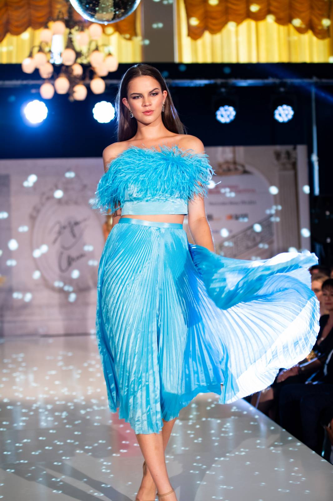 Emma Smetana a Jordan Haj zářili na KVIFF, Jaro Smejkal pěvecky doprovodil přehlídku Zuzany Černé