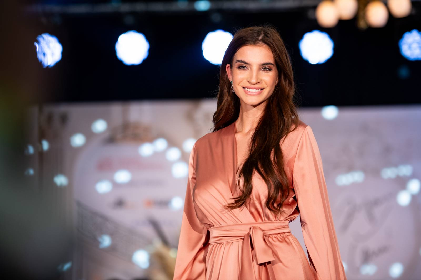 Emma Smetana a Jordan Haj zářili na KVIFF, Jaro Smejkal pěvecky doprovodil přehlídku Zuzany Černé