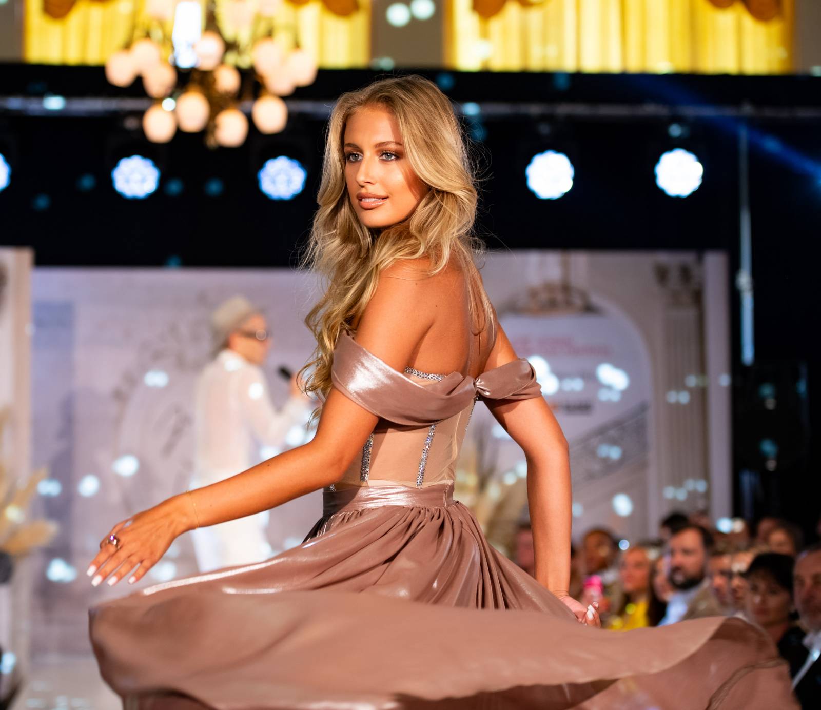 Emma Smetana a Jordan Haj zářili na KVIFF, Jaro Smejkal pěvecky doprovodil přehlídku Zuzany Černé