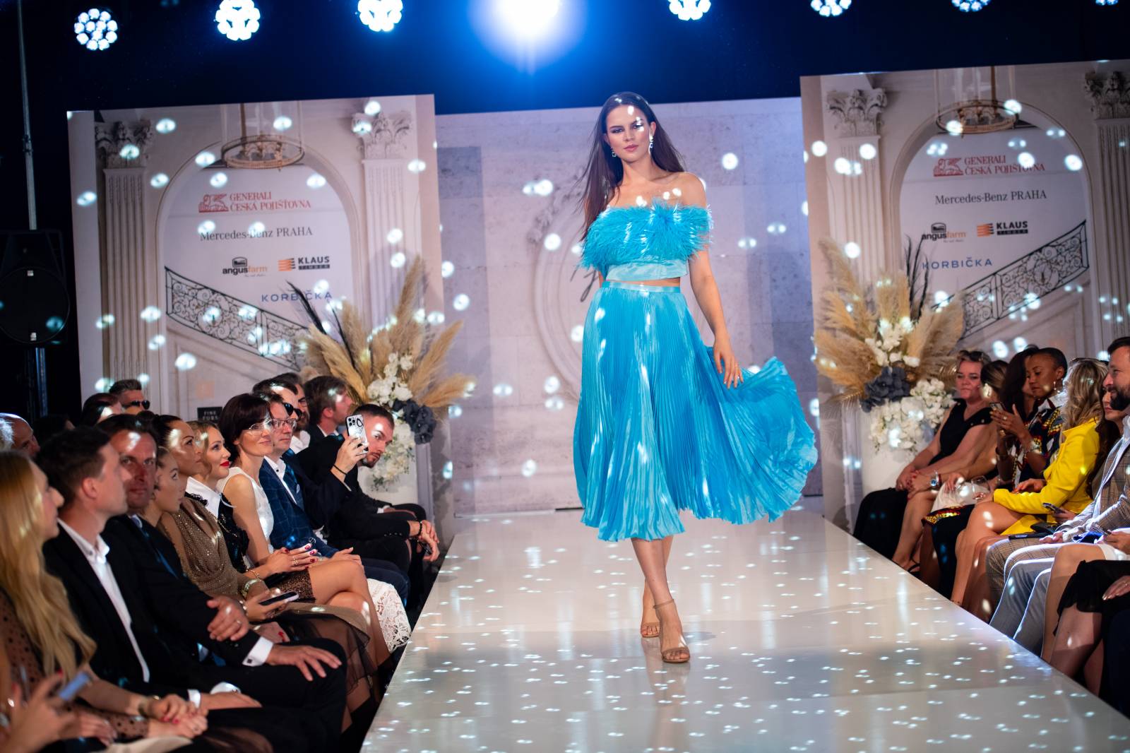 Emma Smetana a Jordan Haj zářili na KVIFF, Jaro Smejkal pěvecky doprovodil přehlídku Zuzany Černé