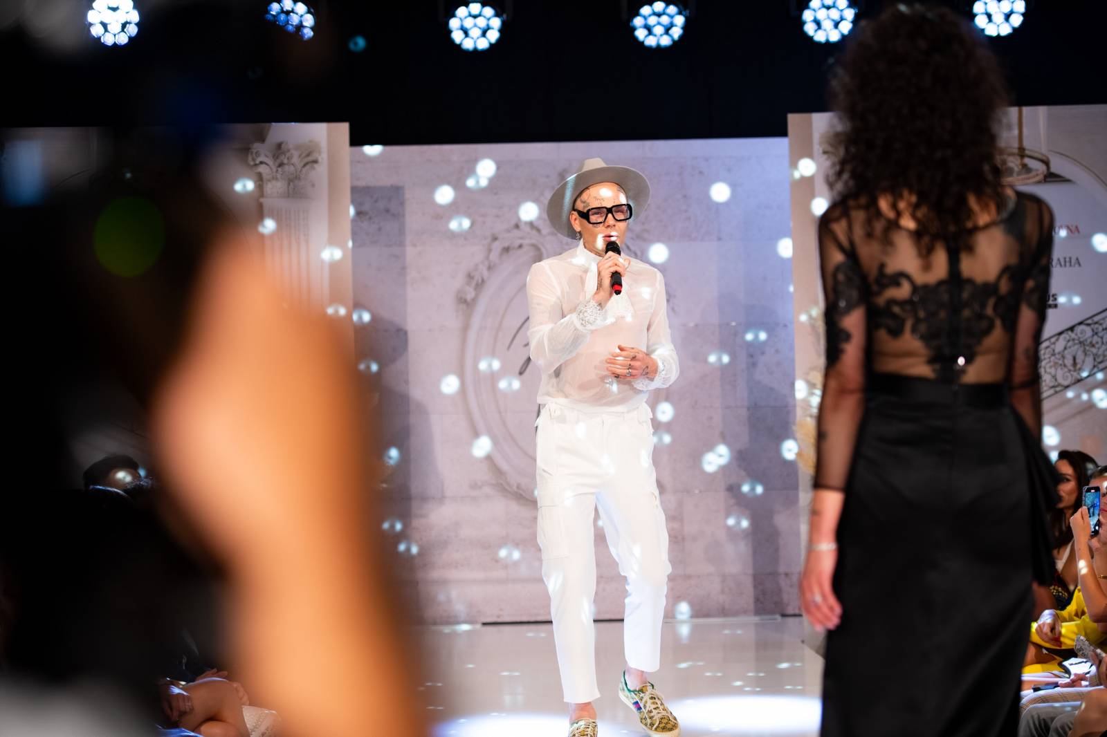 Emma Smetana a Jordan Haj zářili na KVIFF, Jaro Smejkal pěvecky doprovodil přehlídku Zuzany Černé