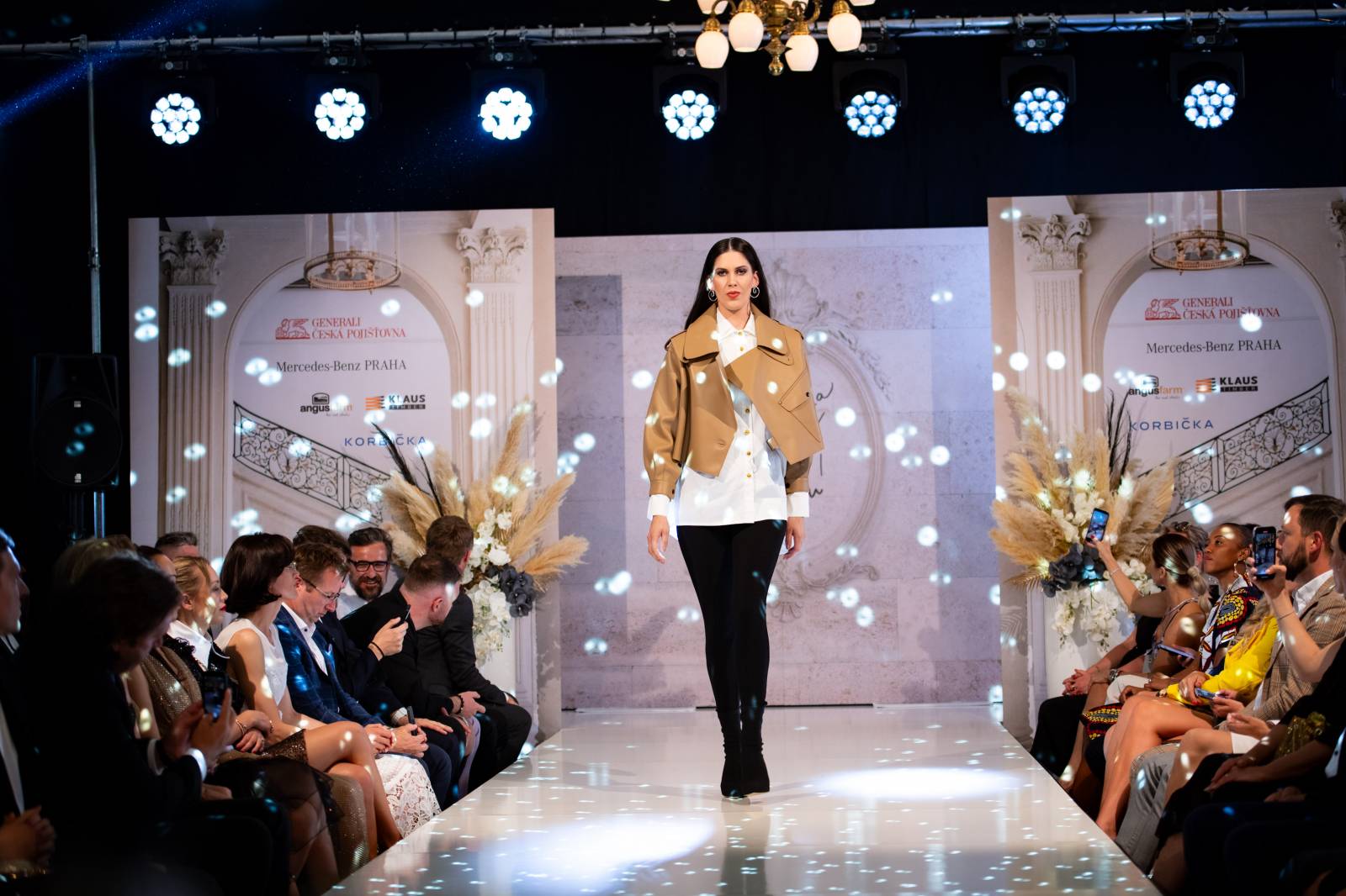 Emma Smetana a Jordan Haj zářili na KVIFF, Jaro Smejkal pěvecky doprovodil přehlídku Zuzany Černé