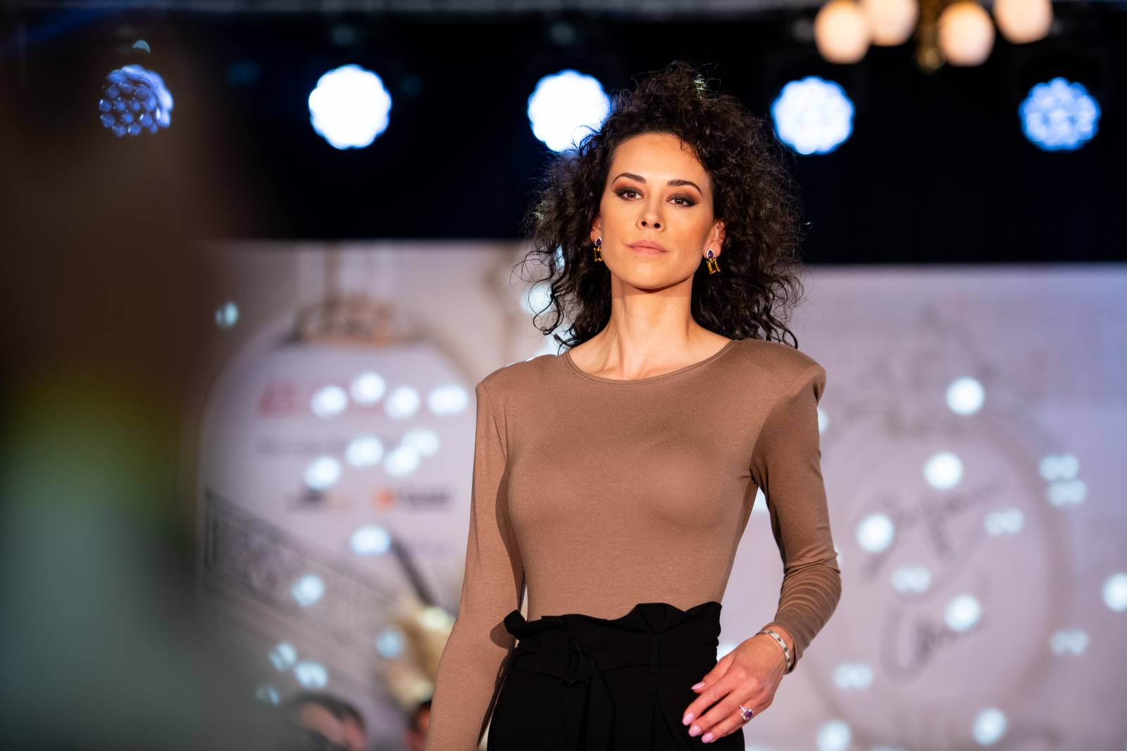 Emma Smetana a Jordan Haj zářili na KVIFF, Jaro Smejkal pěvecky doprovodil přehlídku Zuzany Černé