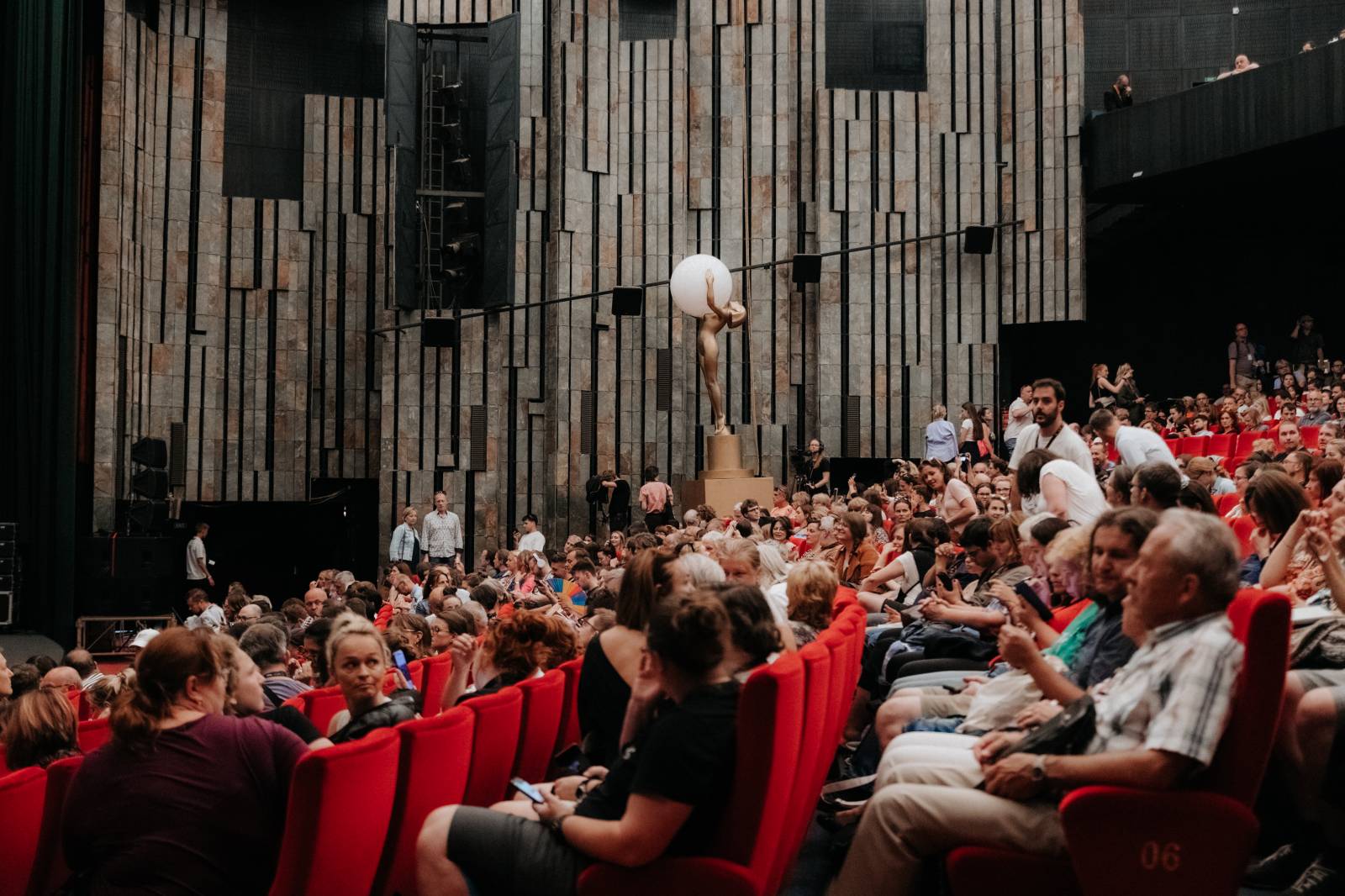 Filmový festival v Karlových Varech pokračuje. Přivezl Teu Sofii, Emmu Smetanu s Jordanem Hajem i NobodyListen