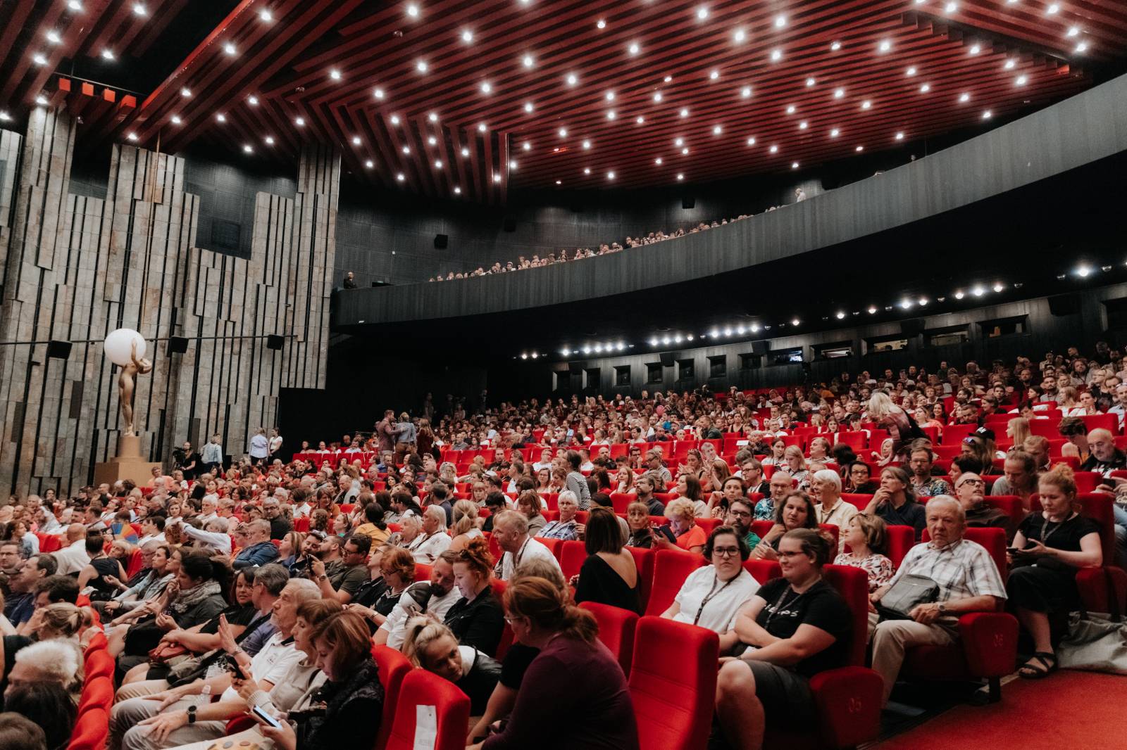 Filmový festival v Karlových Varech pokračuje. Přivezl Teu Sofii, Emmu Smetanu s Jordanem Hajem i NobodyListen