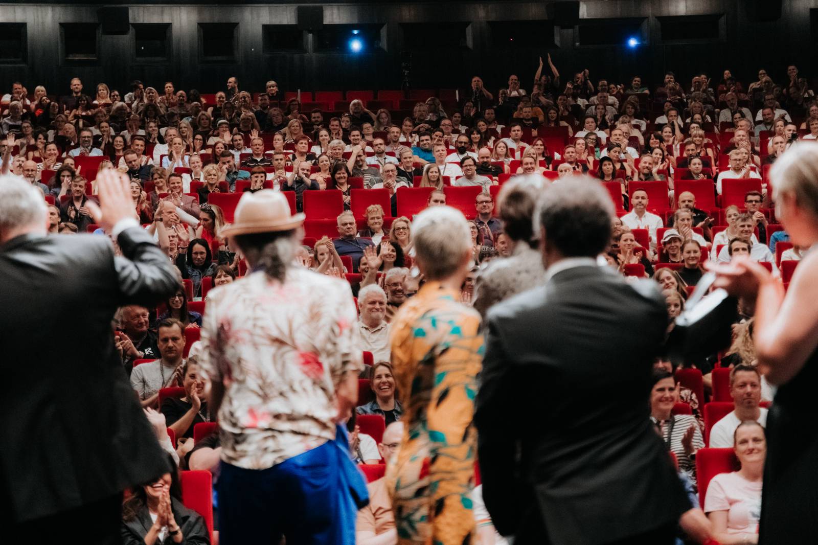 Filmový festival v Karlových Varech pokračuje. Přivezl Teu Sofii, Emmu Smetanu s Jordanem Hajem i NobodyListen