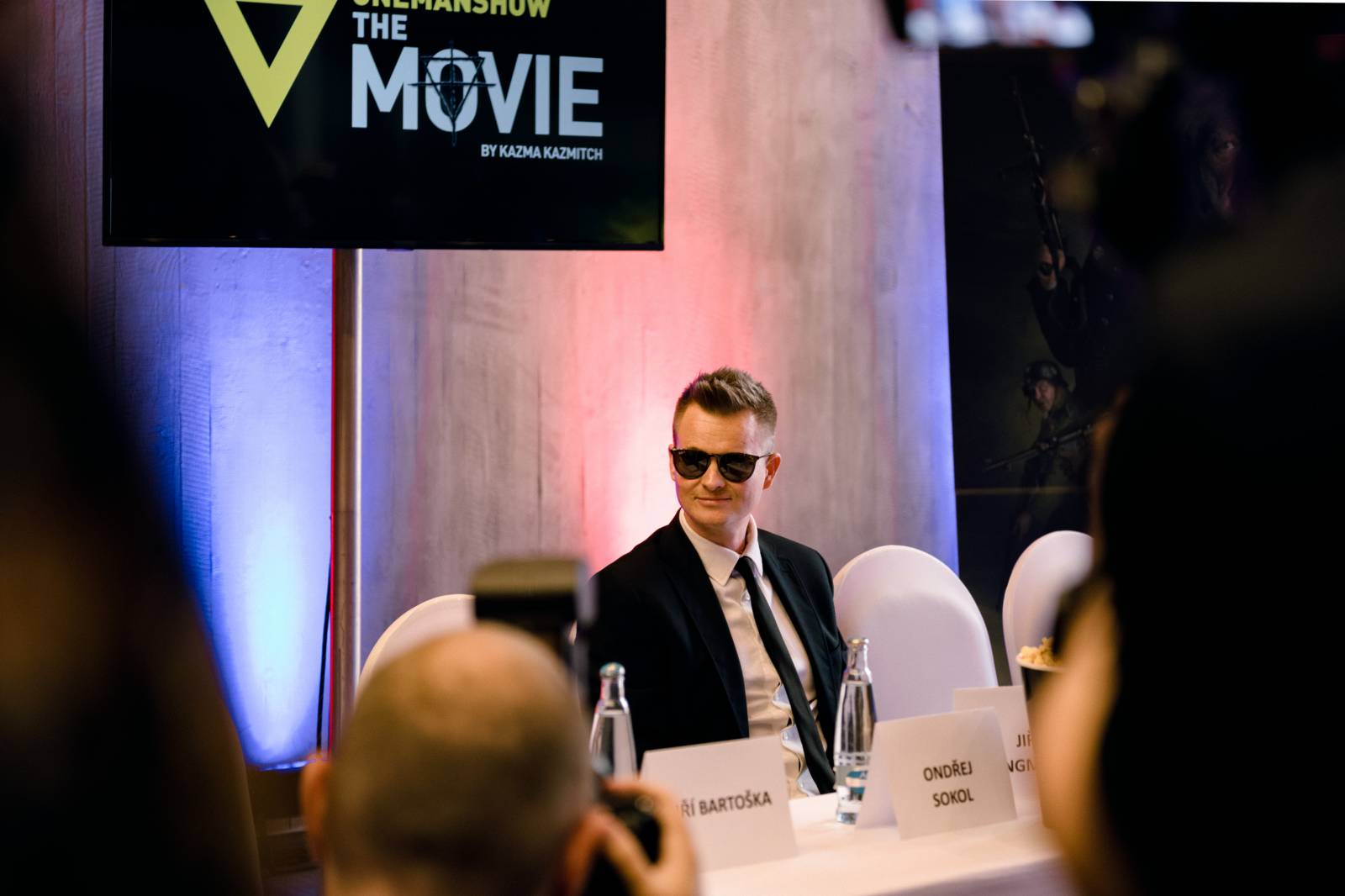 Kazma ve Varech svolal tiskovku k fiktivnímu filmu, na lep mu skočili Jiří Bartoška i další herci