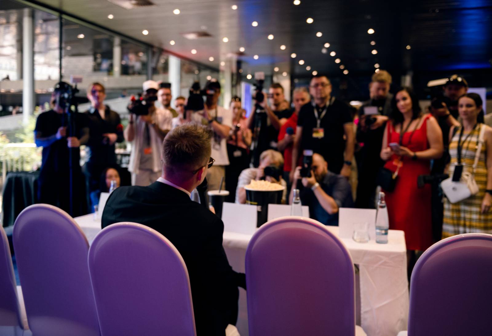 Kazma ve Varech svolal tiskovku k fiktivnímu filmu, na lep mu skočili Jiří Bartoška i další herci