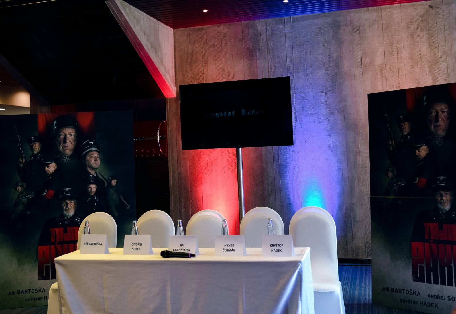 Kazma ve Varech svolal tiskovku k fiktivnímu filmu, na lep mu skočili Jiří Bartoška i další herci