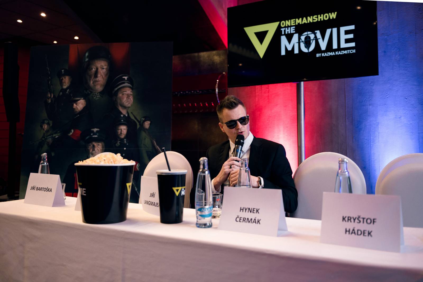 Kazma ve Varech svolal tiskovku k fiktivnímu filmu, na lep mu skočili Jiří Bartoška i další herci