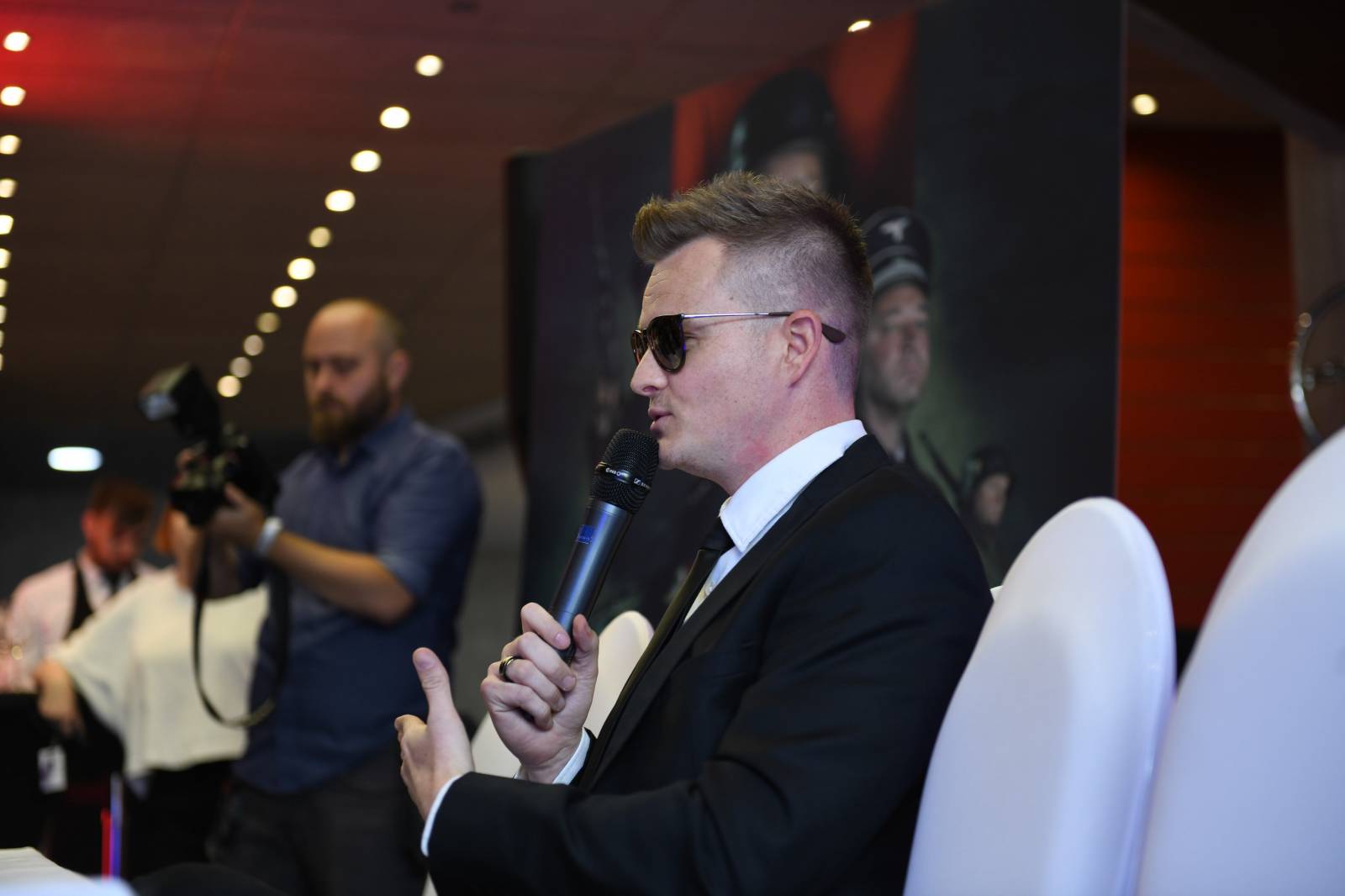 Kazma ve Varech svolal tiskovku k fiktivnímu filmu, na lep mu skočili Jiří Bartoška i další herci