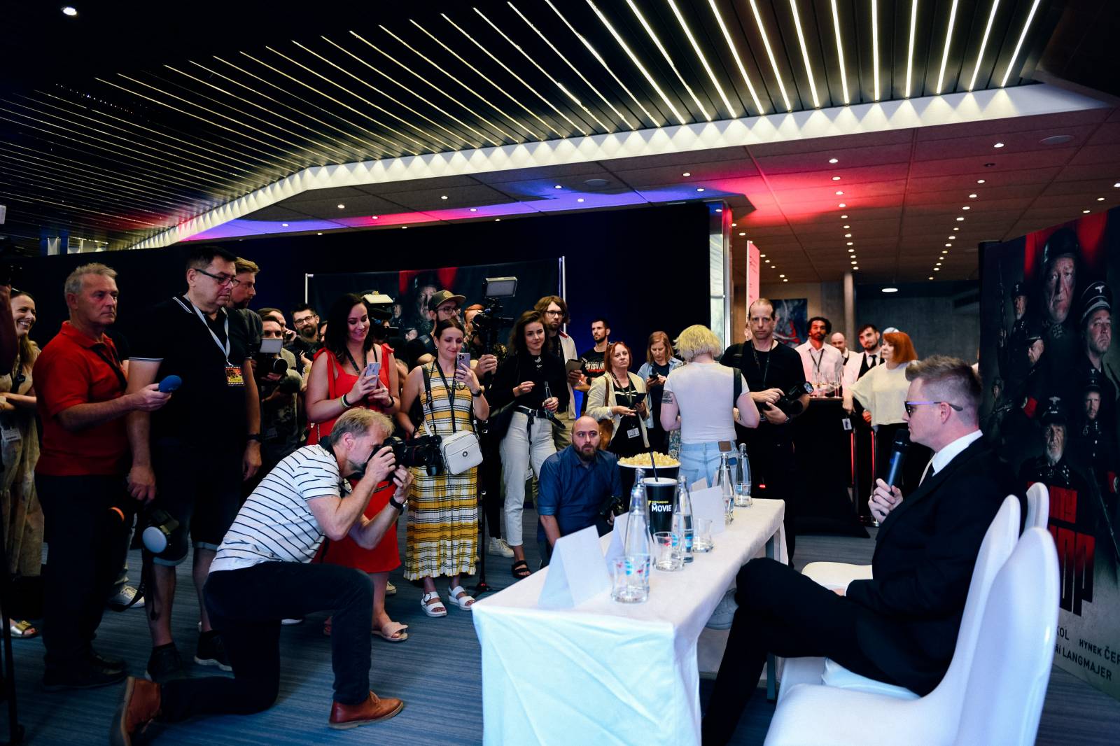 Kazma ve Varech svolal tiskovku k fiktivnímu filmu, na lep mu skočili Jiří Bartoška i další herci