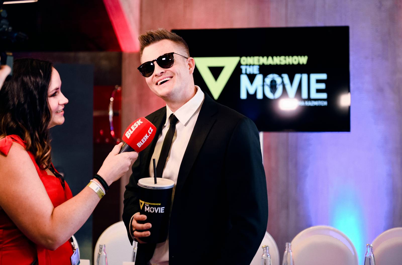 Kazma ve Varech svolal tiskovku k fiktivnímu filmu, na lep mu skočili Jiří Bartoška i další herci