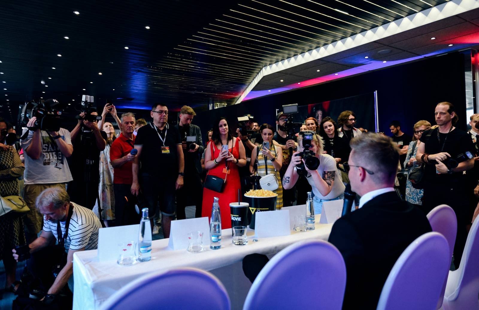 Kazma ve Varech svolal tiskovku k fiktivnímu filmu, na lep mu skočili Jiří Bartoška i další herci