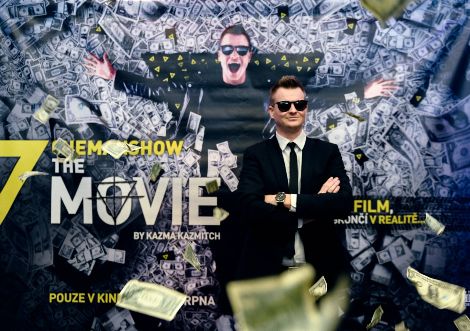 Kazma ve Varech svolal tiskovku k fiktivnímu filmu, na lep mu skočili Jiří Bartoška i další herci