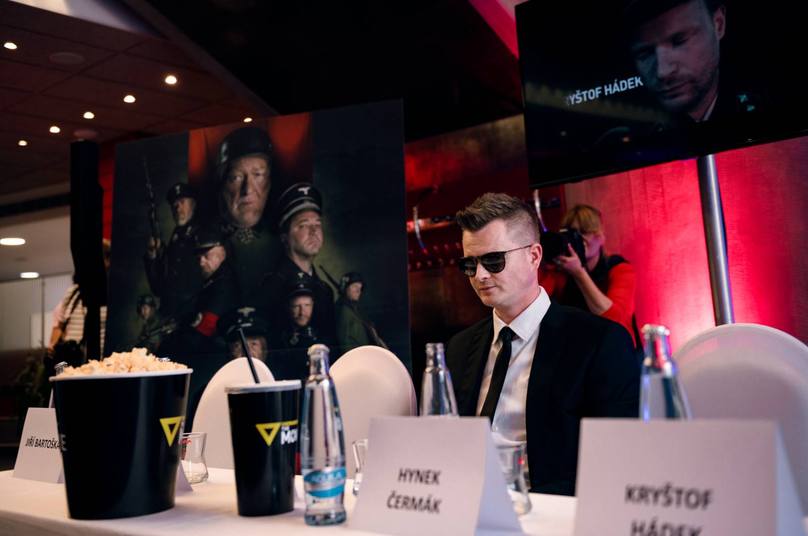 Kazma ve Varech svolal tiskovku k fiktivnímu filmu, na lep mu skočili Jiří Bartoška i další herci