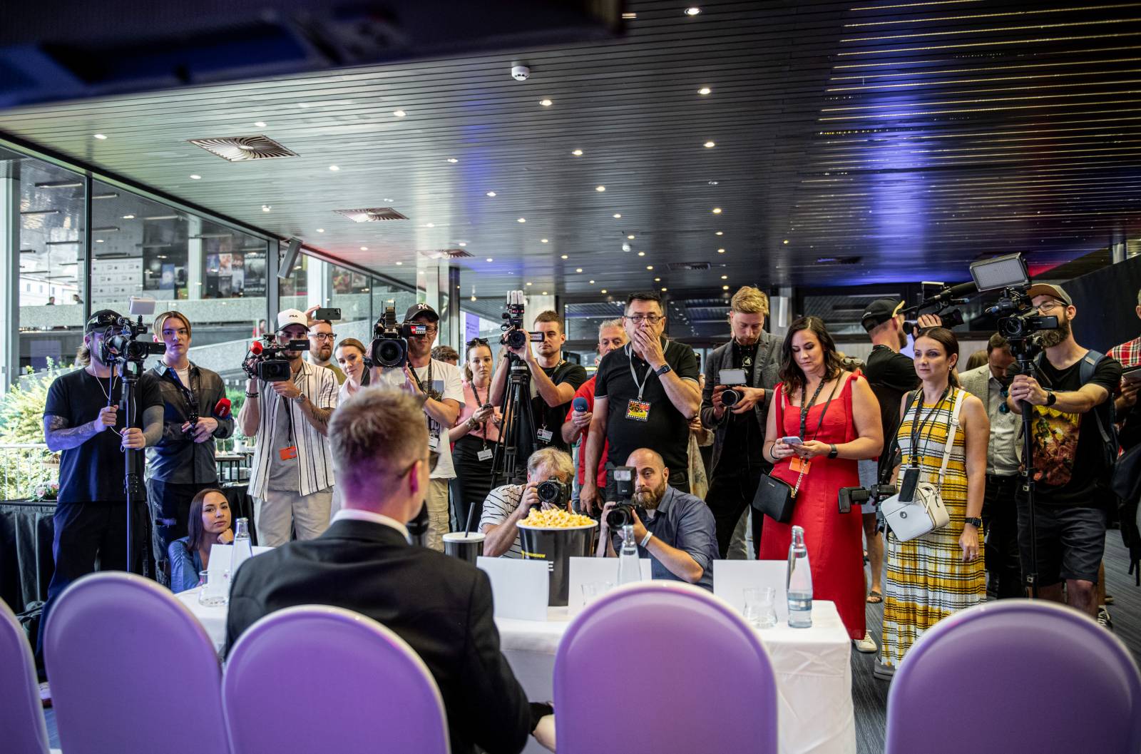 Kazma ve Varech svolal tiskovku k fiktivnímu filmu, na lep mu skočili Jiří Bartoška i další herci