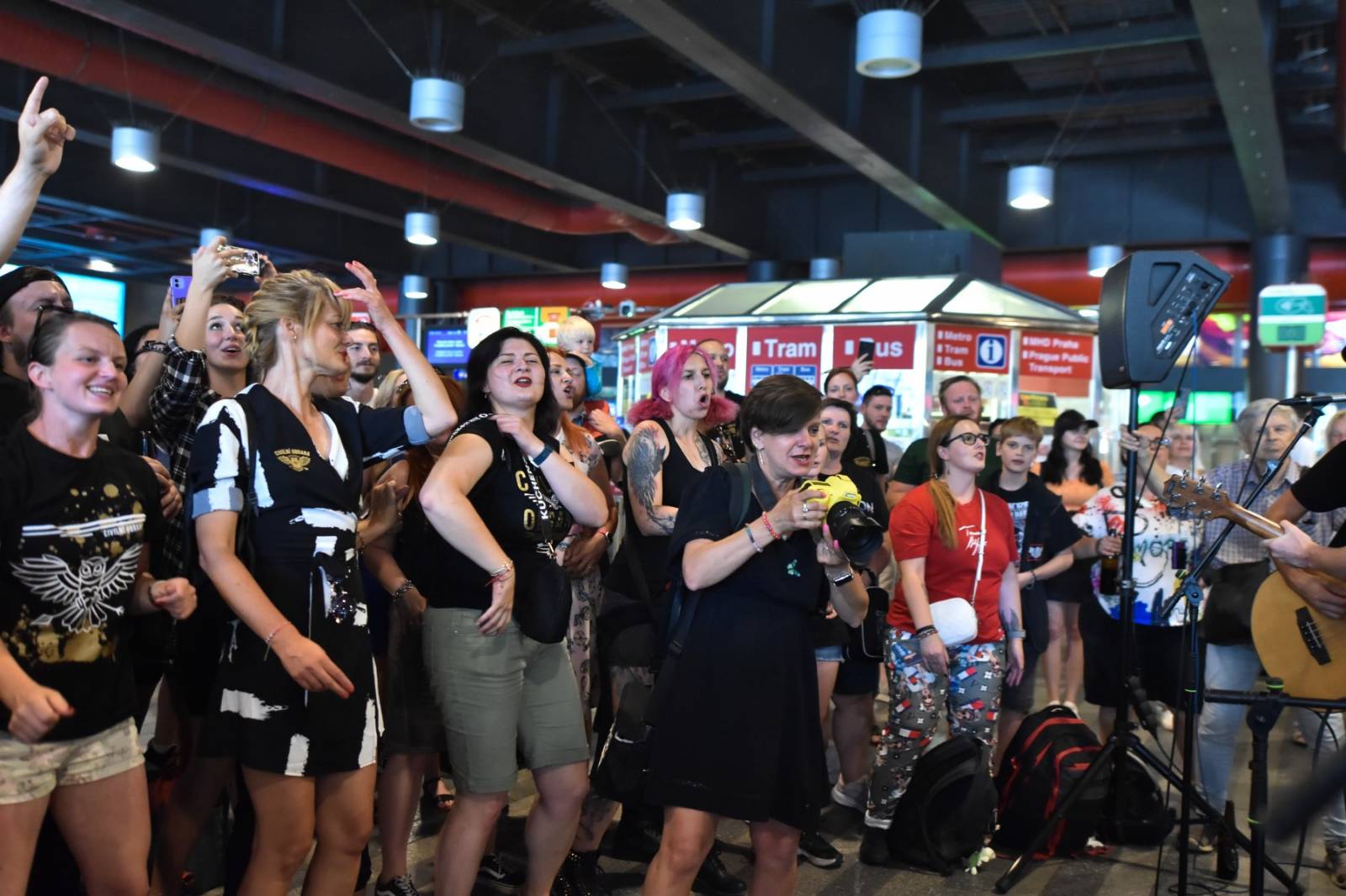 Civilní Obrana odehrála během jediného dne šest koncertů, na všechny jela vlakem