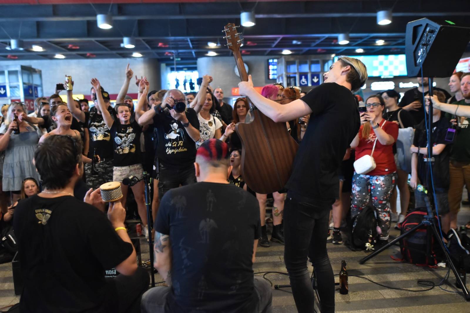 Civilní Obrana odehrála během jediného dne šest koncertů, na všechny jela vlakem