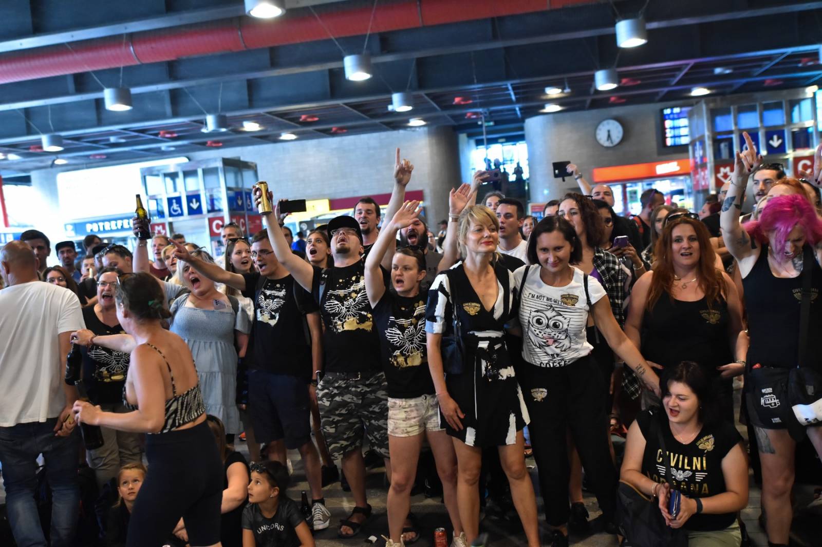 Civilní Obrana odehrála během jediného dne šest koncertů, na všechny jela vlakem