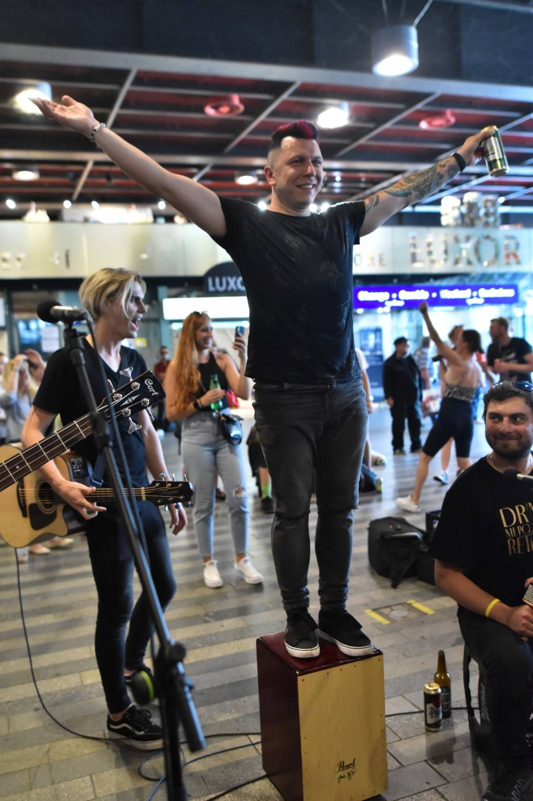 Civilní Obrana odehrála během jediného dne šest koncertů, na všechny jela vlakem