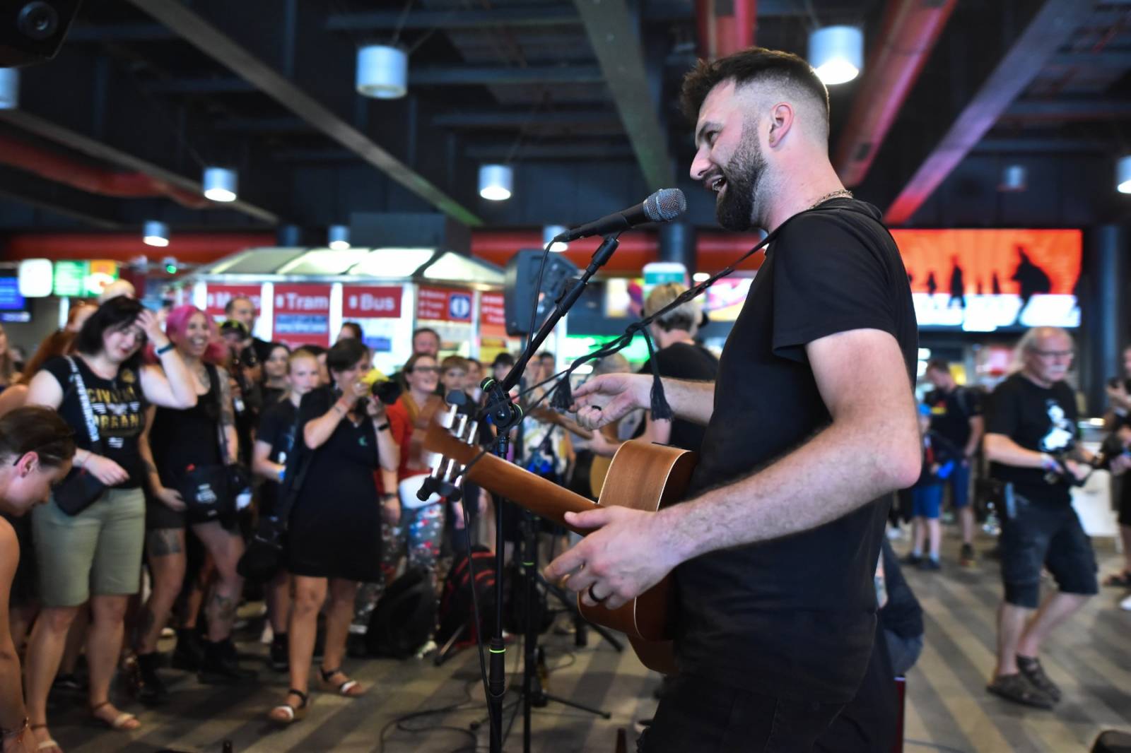 Civilní Obrana odehrála během jediného dne šest koncertů, na všechny jela vlakem