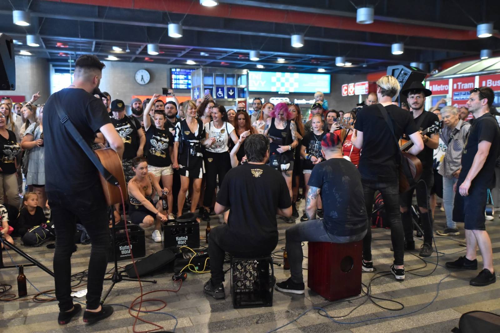 Civilní Obrana odehrála během jediného dne šest koncertů, na všechny jela vlakem