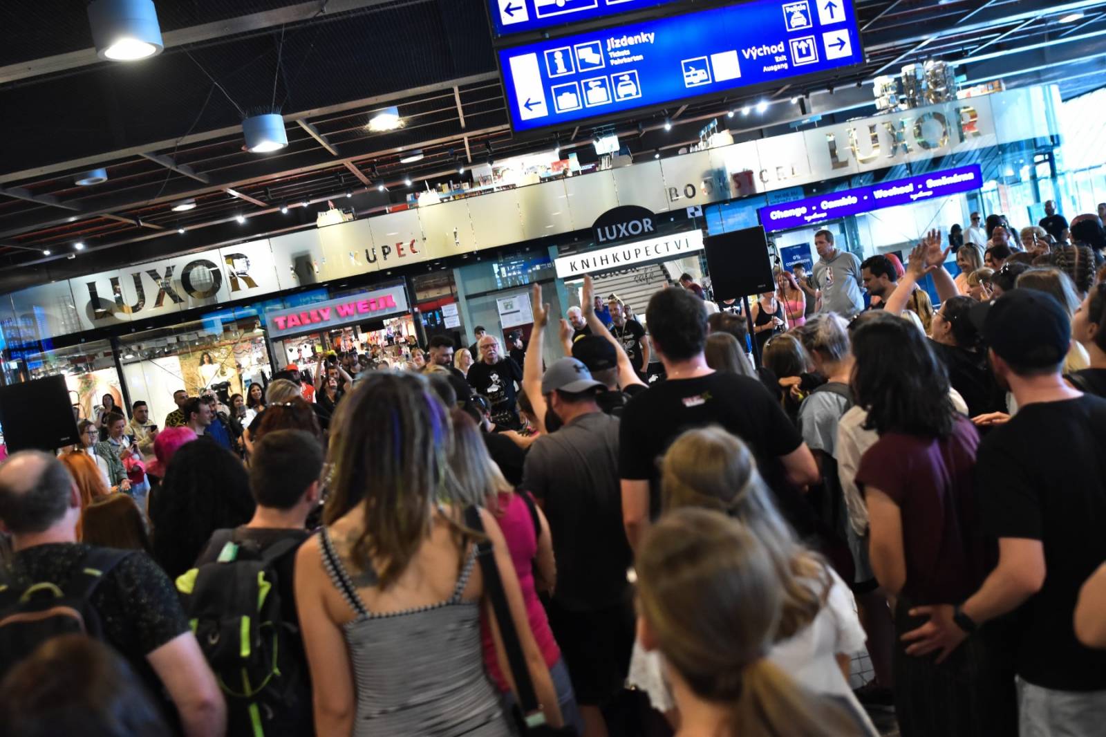 Civilní Obrana odehrála během jediného dne šest koncertů, na všechny jela vlakem