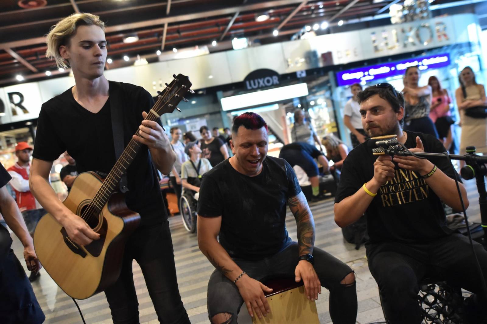 Civilní Obrana odehrála během jediného dne šest koncertů, na všechny jela vlakem