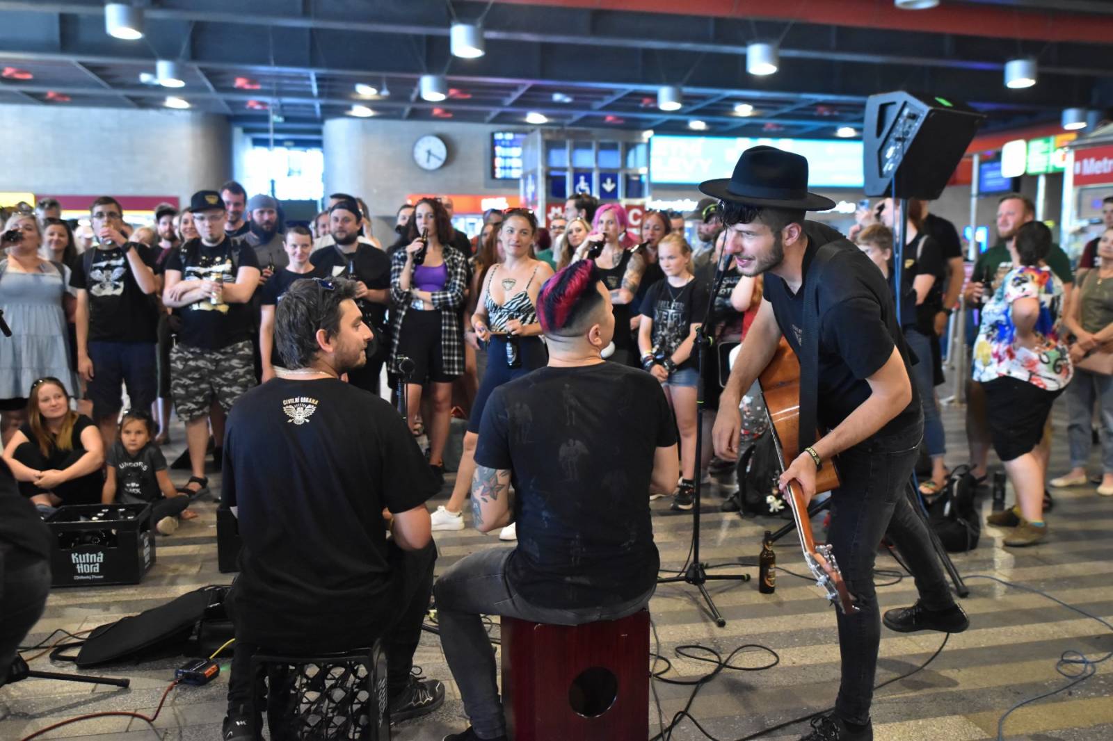 Civilní Obrana odehrála během jediného dne šest koncertů, na všechny jela vlakem