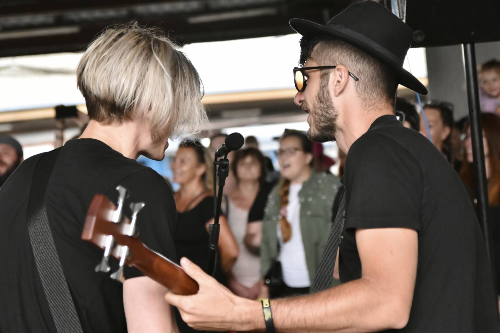 Civilní Obrana odehrála během jediného dne šest koncertů, na všechny jela vlakem