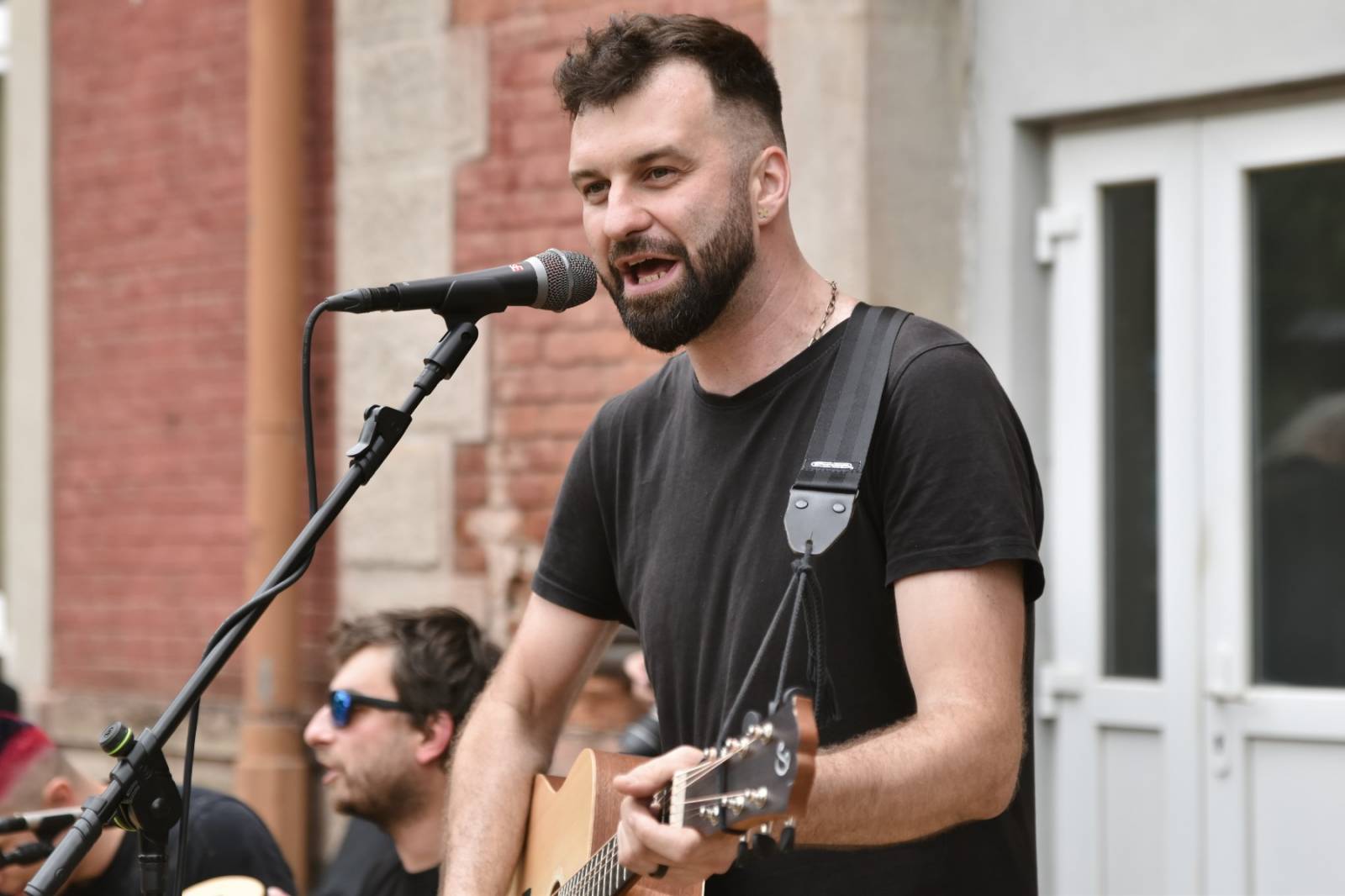 Civilní Obrana odehrála během jediného dne šest koncertů, na všechny jela vlakem