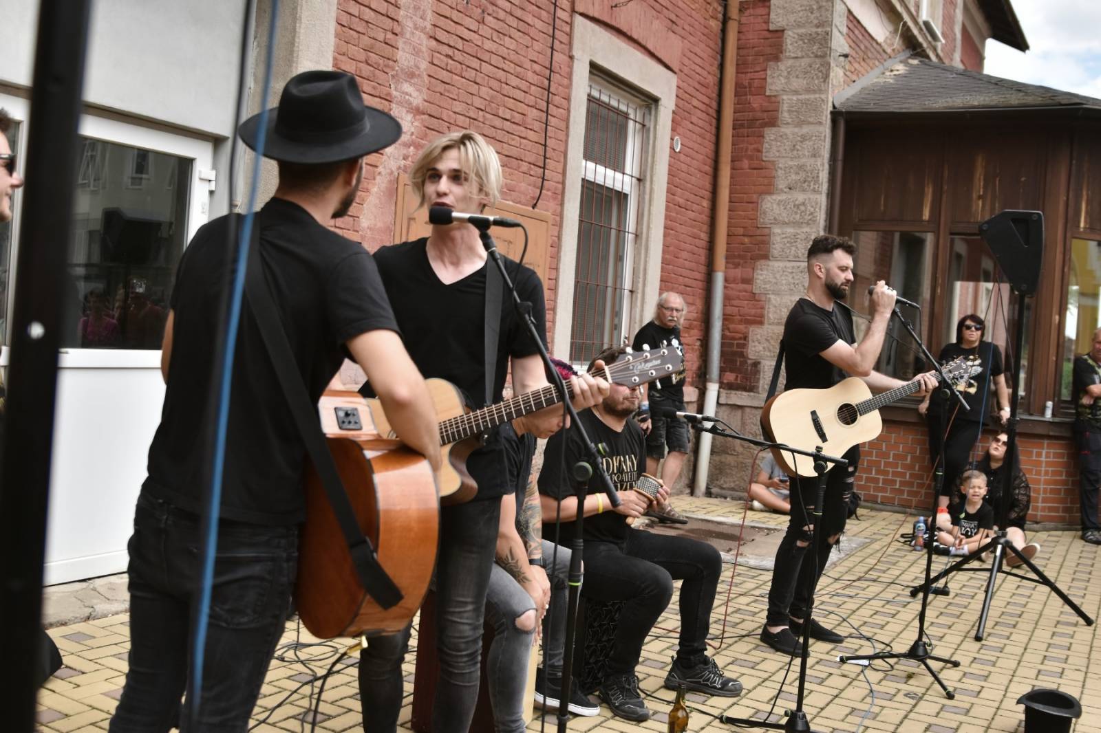 Civilní Obrana odehrála během jediného dne šest koncertů, na všechny jela vlakem