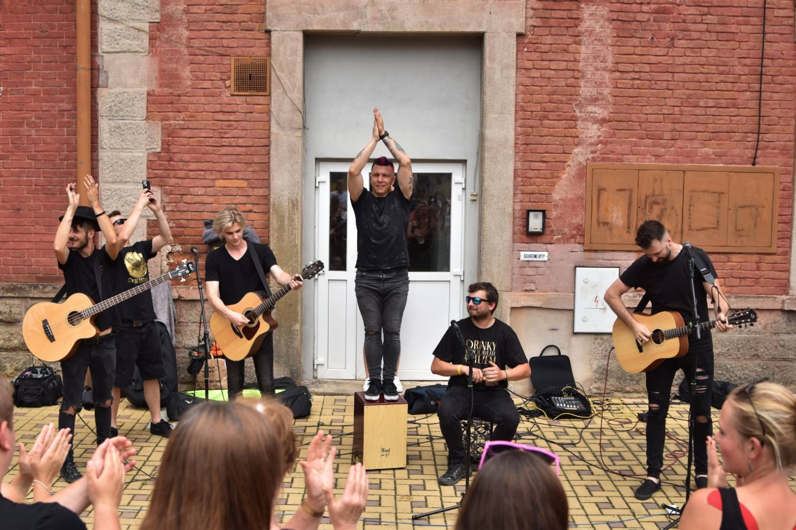 Civilní Obrana odehrála během jediného dne šest koncertů, na všechny jela vlakem