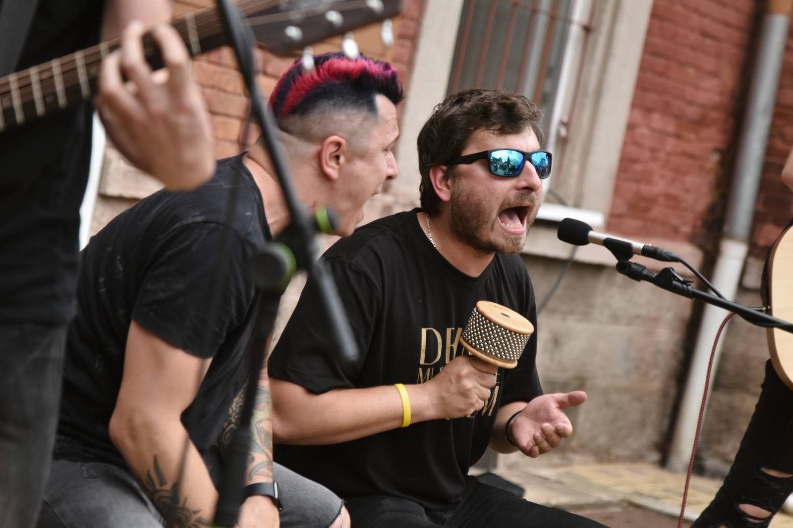 Civilní Obrana odehrála během jediného dne šest koncertů, na všechny jela vlakem