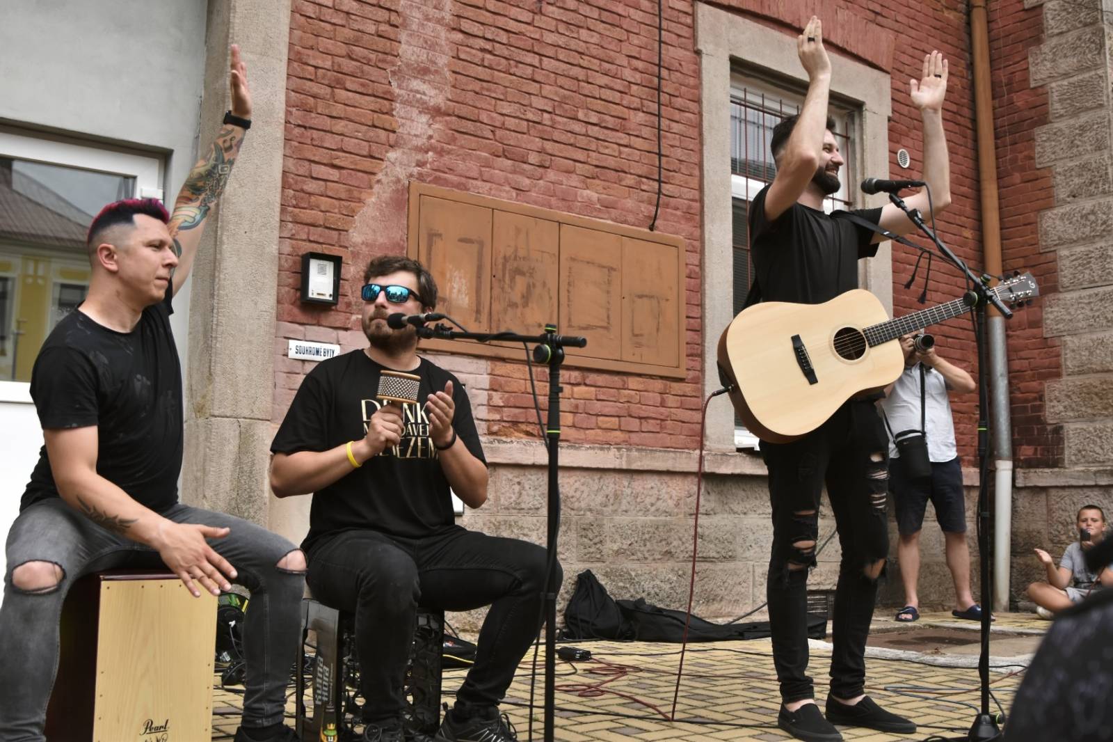 Civilní Obrana odehrála během jediného dne šest koncertů, na všechny jela vlakem