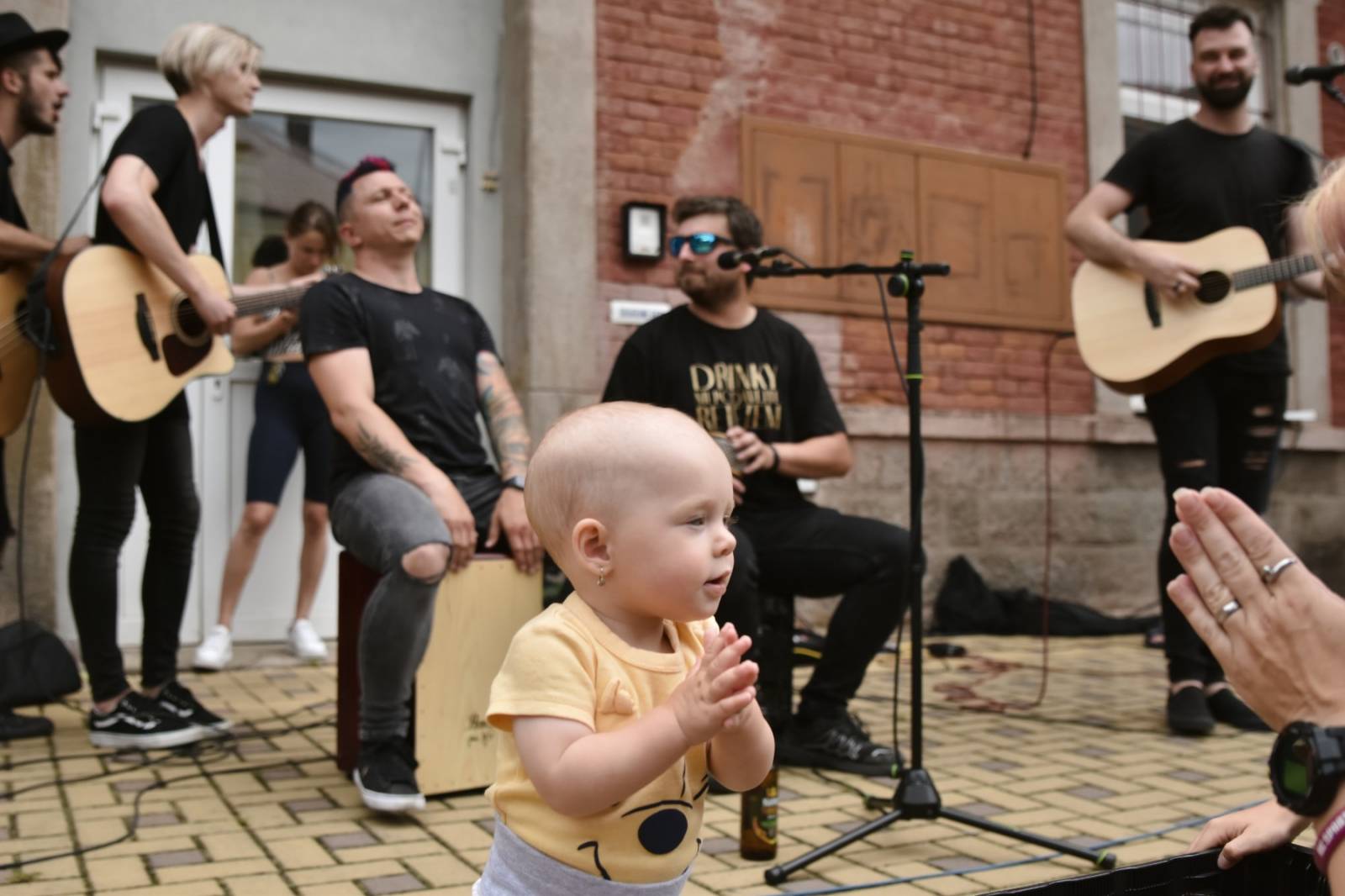 Civilní Obrana odehrála během jediného dne šest koncertů, na všechny jela vlakem