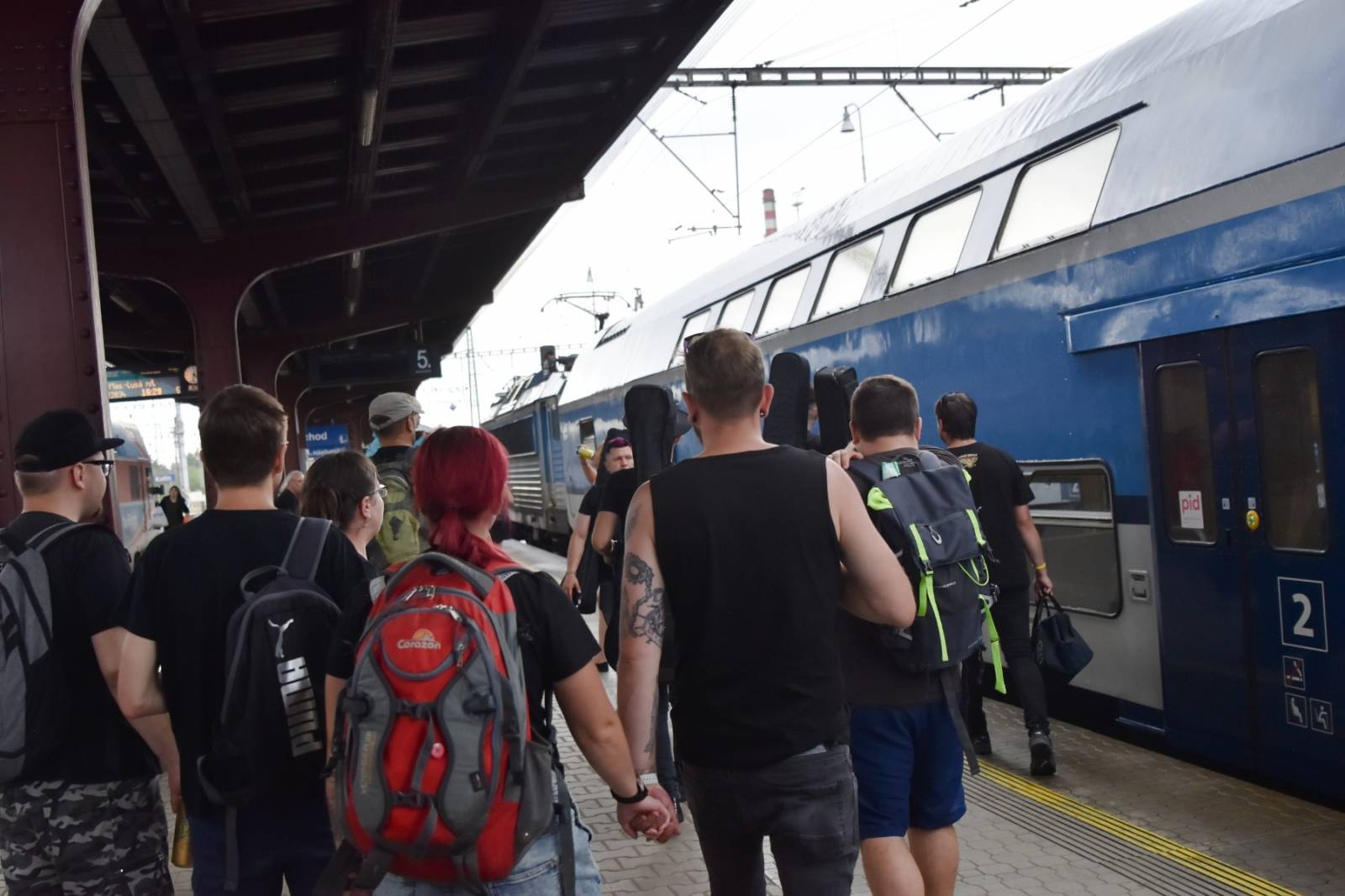 Civilní Obrana odehrála během jediného dne šest koncertů, na všechny jela vlakem