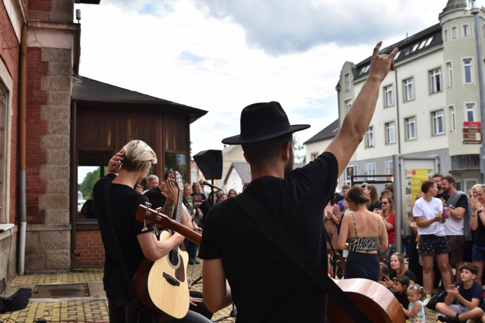 Civilní Obrana odehrála během jediného dne šest koncertů, na všechny jela vlakem