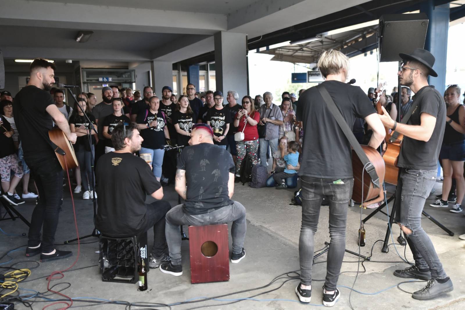 Civilní Obrana odehrála během jediného dne šest koncertů, na všechny jela vlakem