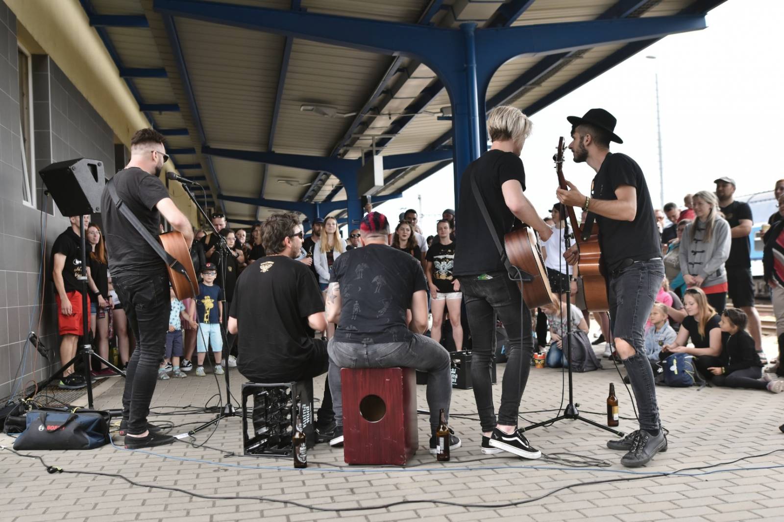 Civilní Obrana odehrála během jediného dne šest koncertů, na všechny jela vlakem