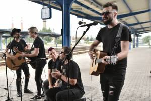 Civilní Obrana odehrála během jediného dne šest koncertů, na všechny jela vlakem