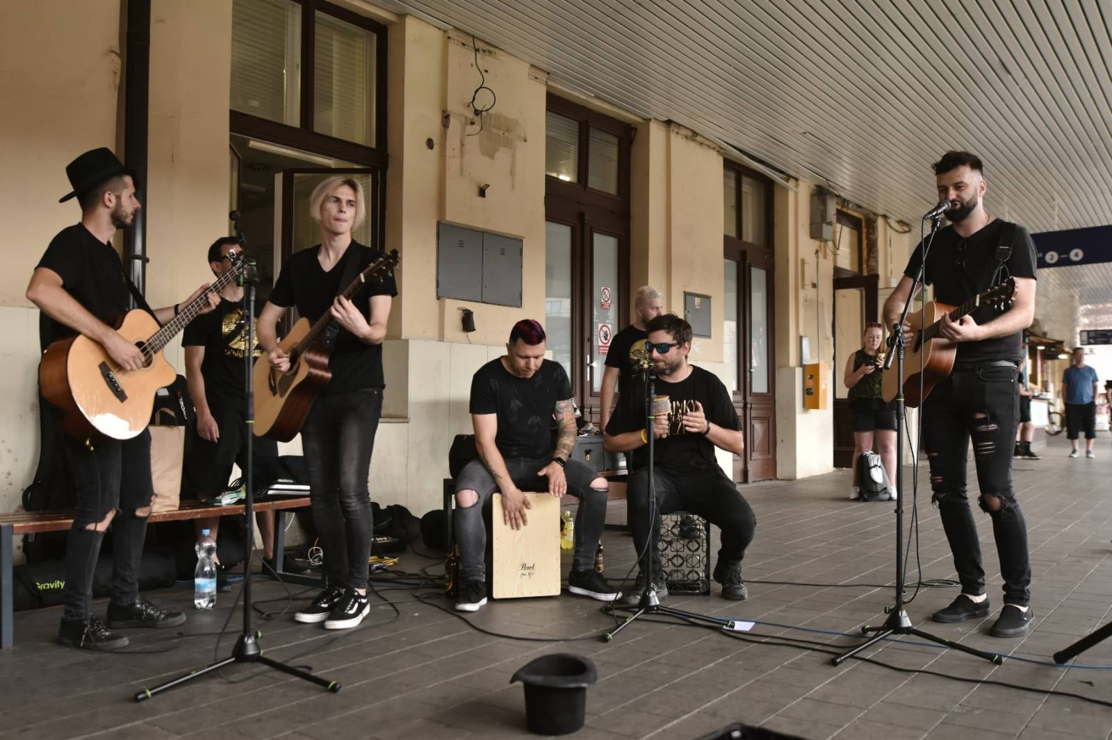 Civilní Obrana odehrála během jediného dne šest koncertů, na všechny jela vlakem