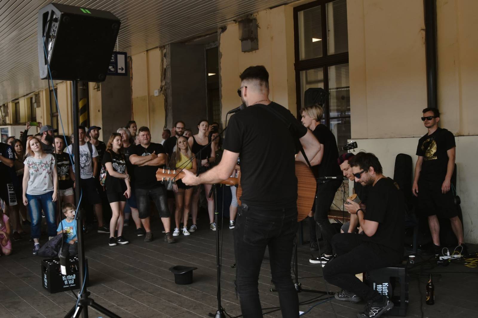Civilní Obrana odehrála během jediného dne šest koncertů, na všechny jela vlakem
