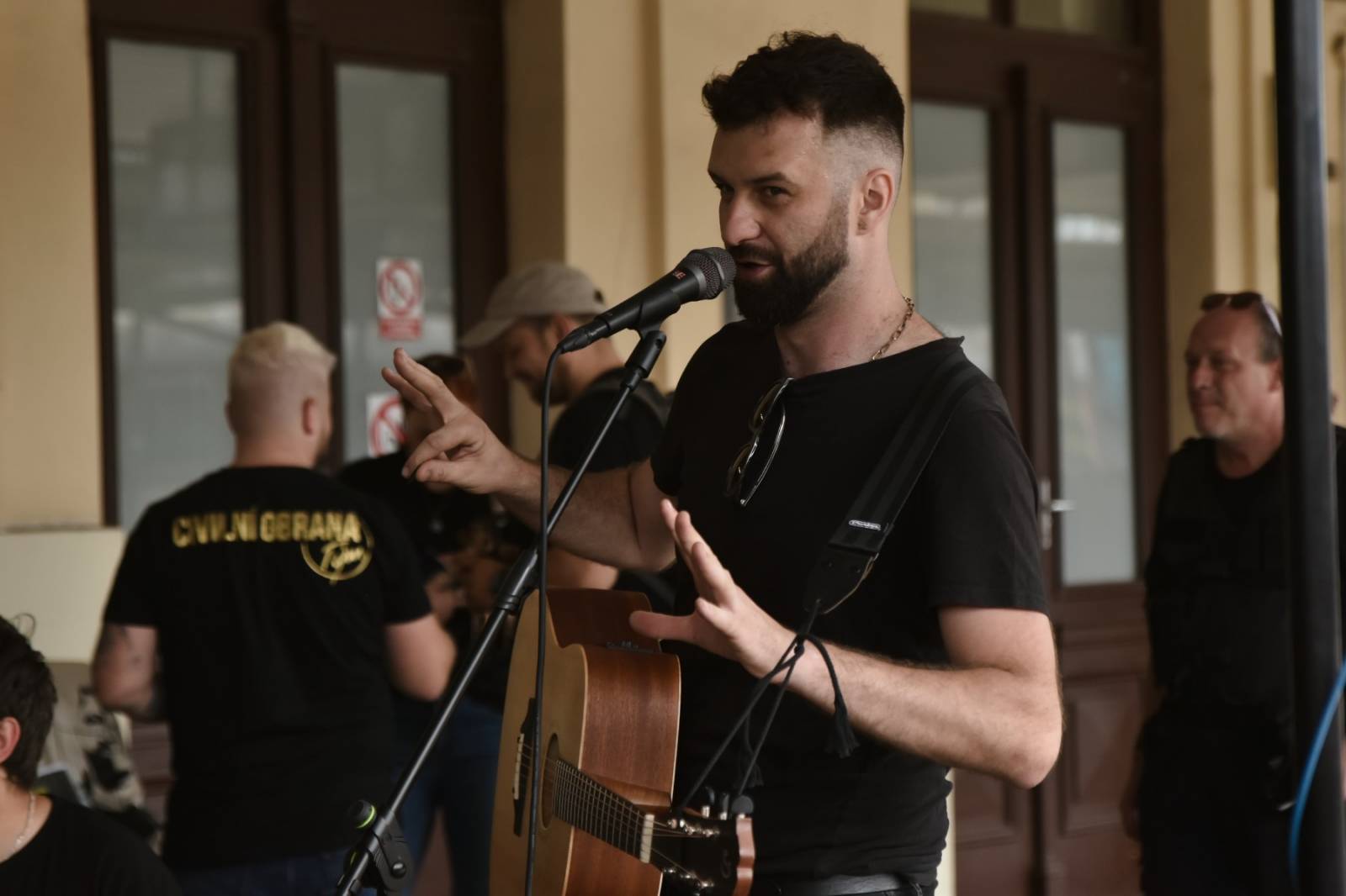 Civilní Obrana odehrála během jediného dne šest koncertů, na všechny jela vlakem