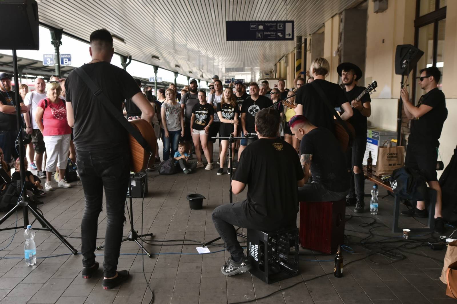 Civilní Obrana odehrála během jediného dne šest koncertů, na všechny jela vlakem