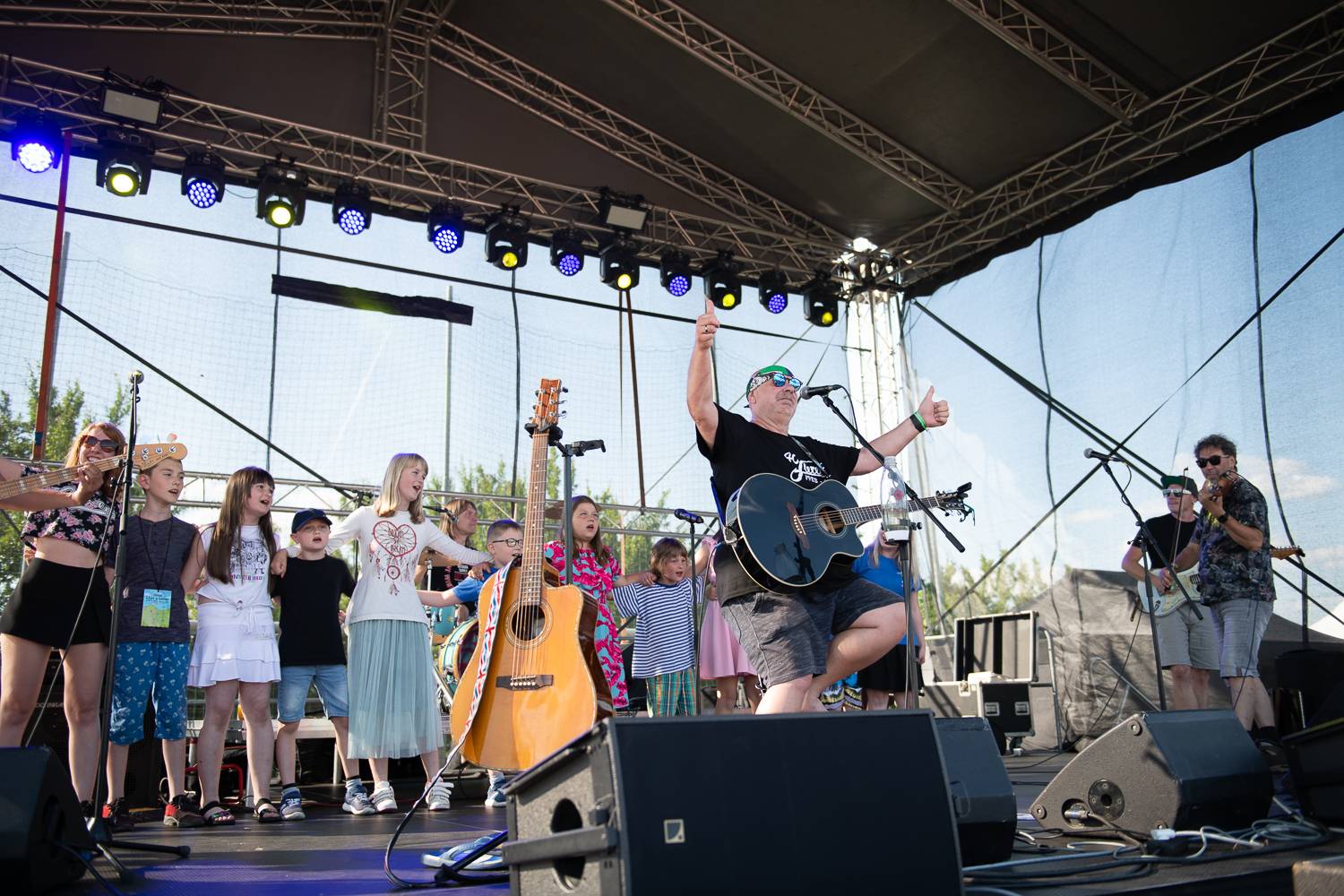 Druhý den Sjezdu Lhot a Lehot: Sebastian si přivezl ohně, bavili i Fleret, Reflexy a Křídla